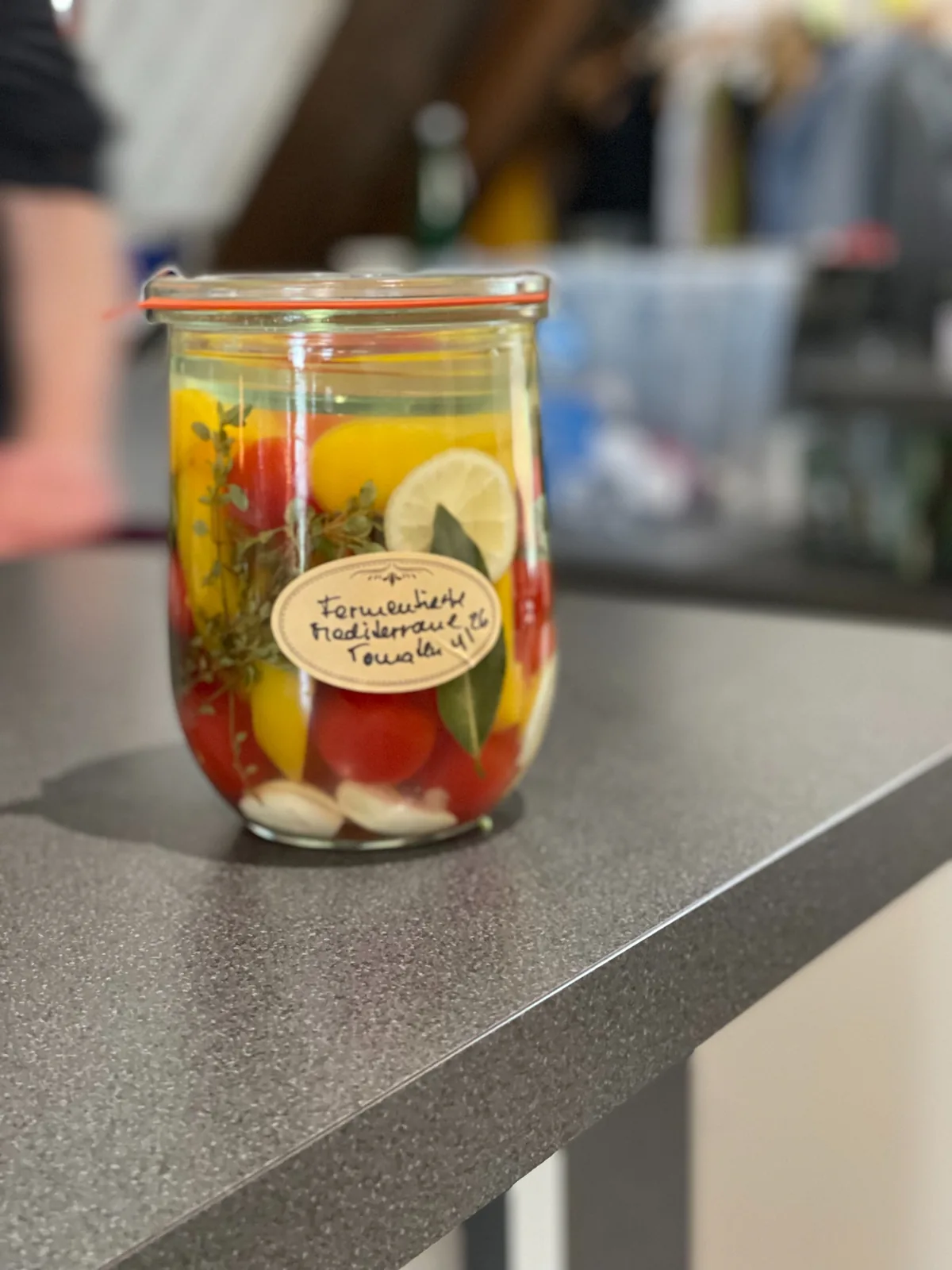 Buntes Gemüseferment im Glas bei Fermentierlust
