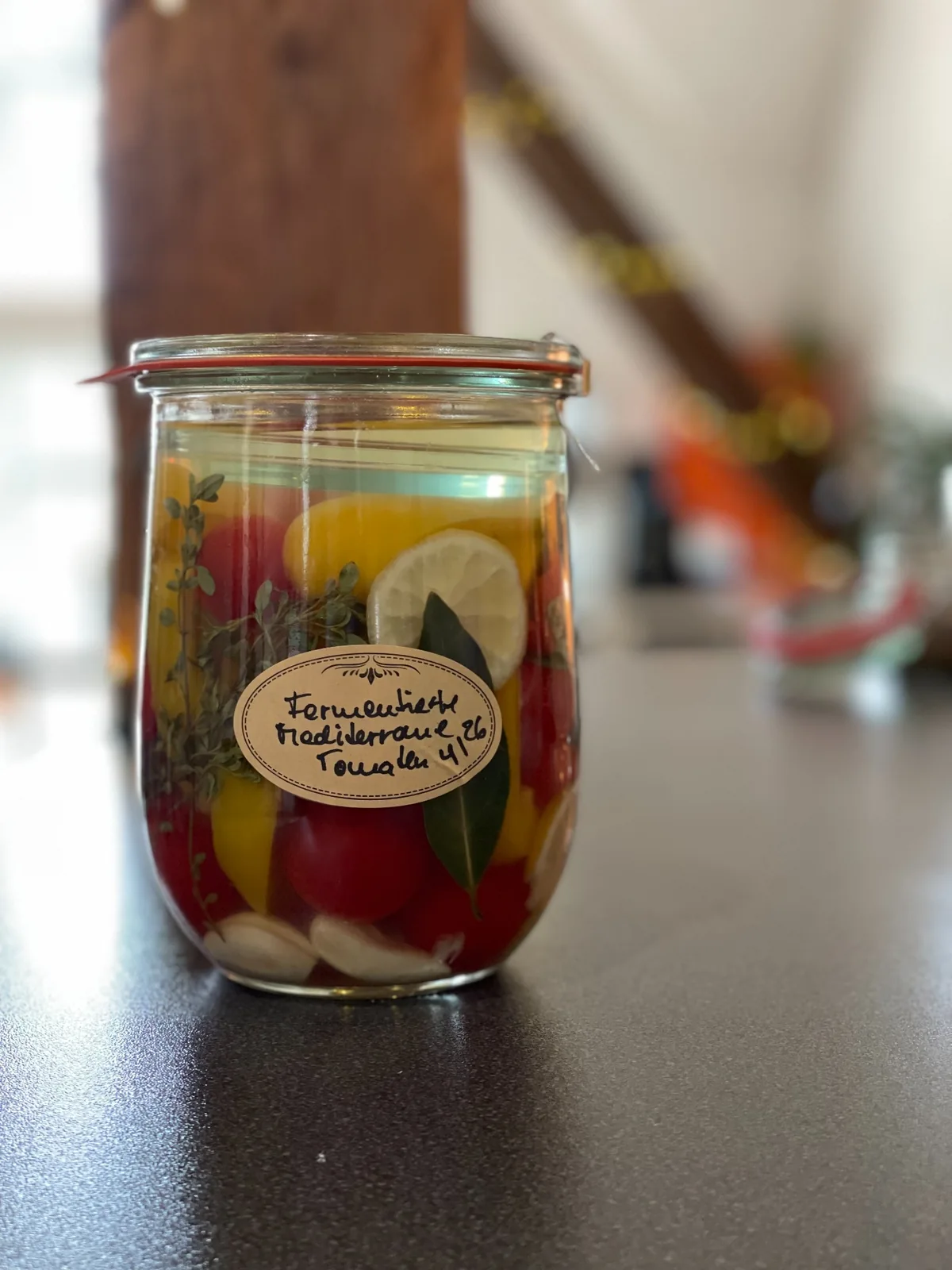 Buntes Gemüseferment mit Tomaten, Zitrone und Kräutern