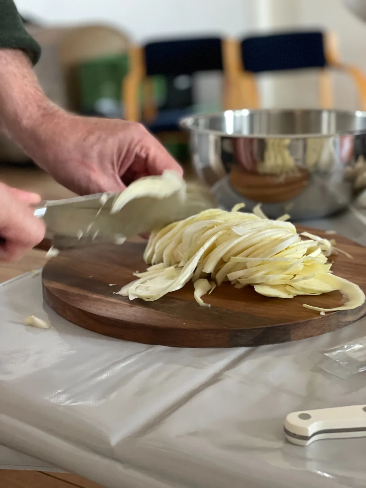 Gemüse wird im Fermentierworkshop vorbereitet