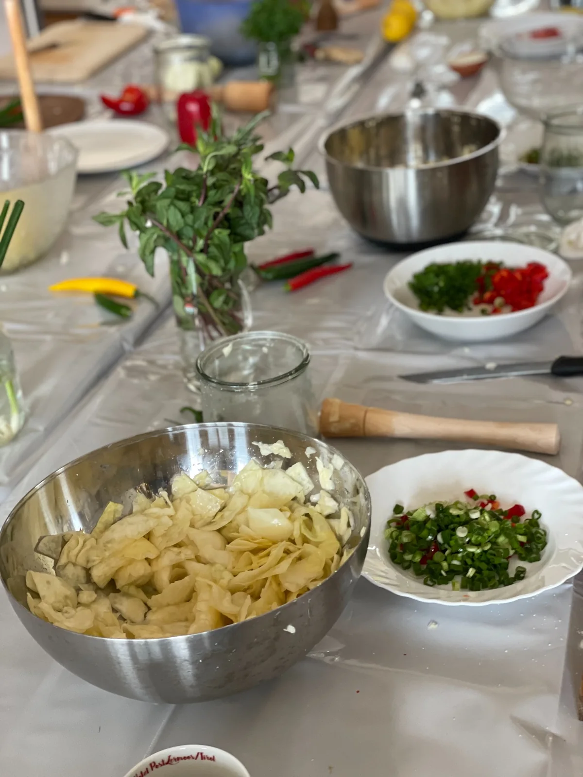 Vorbereiteter Workshoptisch mit Gemüse und Zutaten